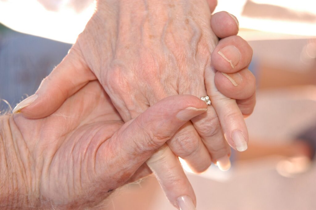 ljubav stari ljudi ruke